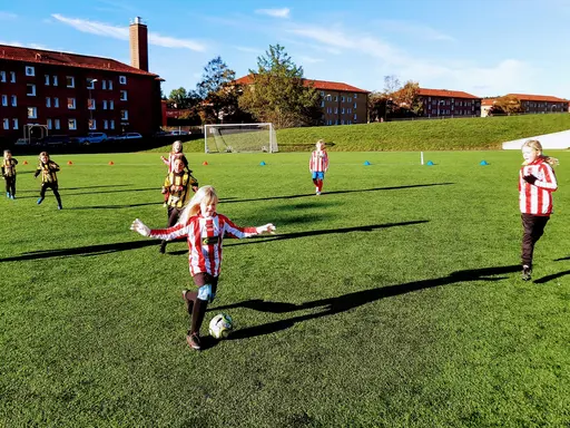 På ett kallt och soligt Slätta damm spelade vi våra första 5-mot-5-matcher.