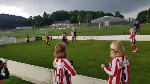  YIS Röd, Blå, Vit och Rosa kämpade fantastiskt bra mot gästande BK Häcken. Sista matchen fick abrupt avslutas i förtid på grund av åskoväder.