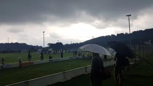  YIS Röd, Blå, Vit och Rosa kämpade fantastiskt bra mot gästande BK Häcken. Sista matchen fick abrupt avslutas i förtid på grund av åskoväder.