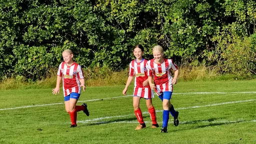 Målkalas på Yttern, spelmässigt jämnt, men där YIS var väldigt effektiva framför mål.