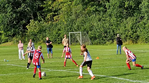 Målkalas på Yttern, spelmässigt jämnt, men där YIS var väldigt effektiva framför mål.