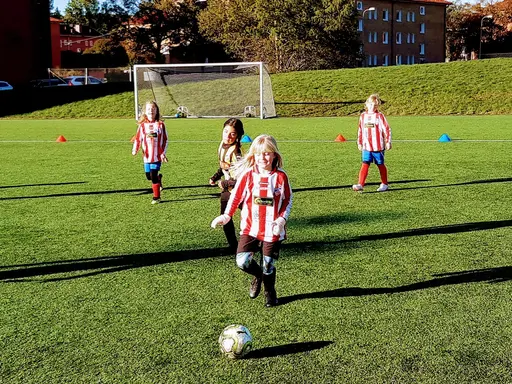 På ett kallt och soligt Slätta damm spelade vi våra första 5-mot-5-matcher.