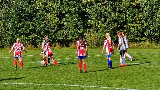 Målkalas på Yttern, spelmässigt jämnt, men där YIS var väldigt effektiva framför mål.