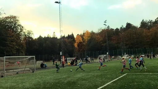 Våra första riktiga 7-mannamatcher spelades på ÖIS-gården och inleddes med storm, åska och hagel, samt ett kortare avbrott men därefter fick vi en eftermiddag med glada tjejer och bra spel.