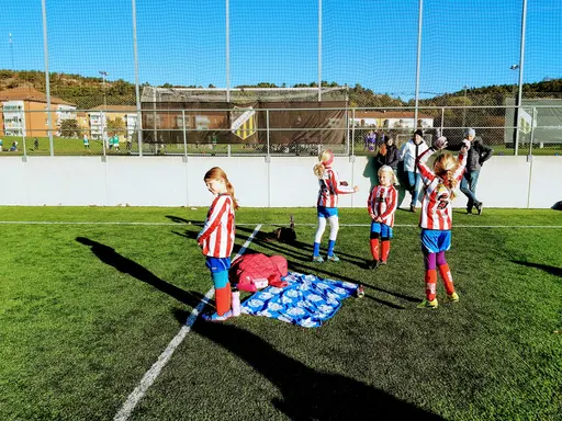 På ett kallt och soligt Slätta damm spelade vi våra första 5-mot-5-matcher.