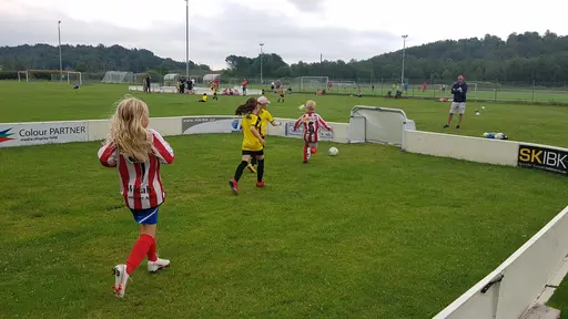  YIS Röd, Blå, Vit och Rosa kämpade fantastiskt bra mot gästande BK Häcken. Sista matchen fick abrupt avslutas i förtid på grund av åskoväder.