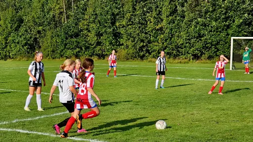 Målkalas på Yttern, spelmässigt jämnt, men där YIS var väldigt effektiva framför mål.