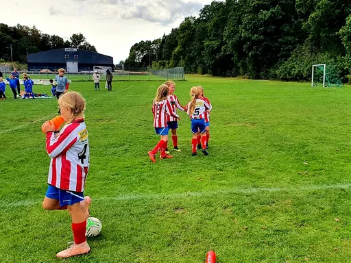 Bild 1-5: Det röda laget mot KFF. Bild 6-8: Det vita laget mot Nödinge SK. 
