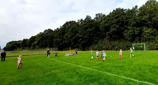 Bild 1-5: Det röda laget mot KFF. Bild 6-8: Det vita laget mot Nödinge SK. 