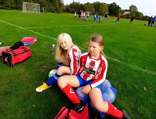 Bild 1-5: Det röda laget mot KFF. Bild 6-8: Det vita laget mot Nödinge SK. 
