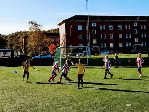 På ett kallt och soligt Slätta damm spelade vi våra första 5-mot-5-matcher.