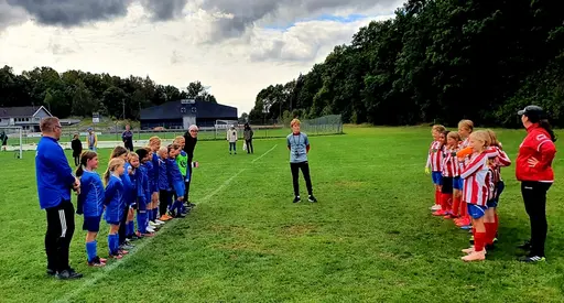 Bild 1-5: Det röda laget mot KFF. Bild 6-8: Det vita laget mot Nödinge SK. 