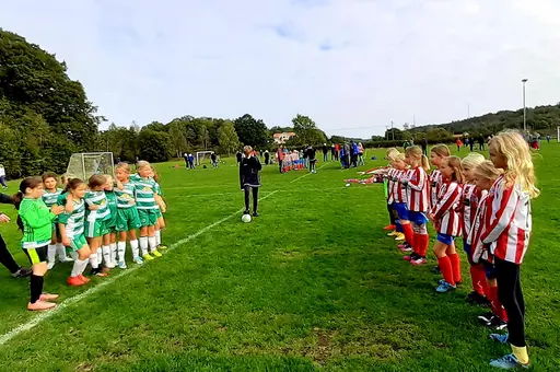 Bild 1-5: Det röda laget mot KFF. Bild 6-8: Det vita laget mot Nödinge SK. 
