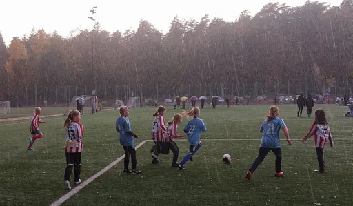 Våra första riktiga 7-mannamatcher spelades på ÖIS-gården och inleddes med storm, åska och hagel, samt ett kortare avbrott men därefter fick vi en eftermiddag med glada tjejer och bra spel.
