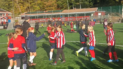 Våra första riktiga 7-mannamatcher spelades på ÖIS-gården och inleddes med storm, åska och hagel, samt ett kortare avbrott men därefter fick vi en eftermiddag med glada tjejer och bra spel.