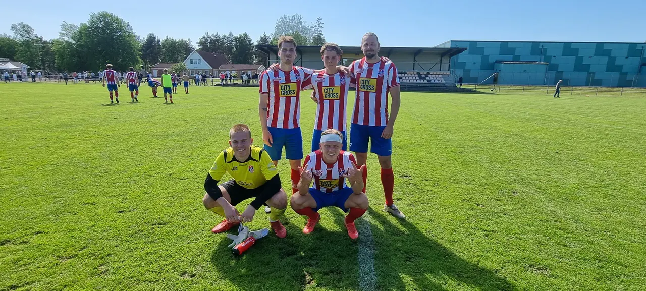 Laginsatsen var vinstgivande faktorn!!! Målgörarna på bilden: Tobias Sanne, Noah Larsson, Fredrik Strand, Tim Stolt Hermansson och målvakten Oscar Hagstrand