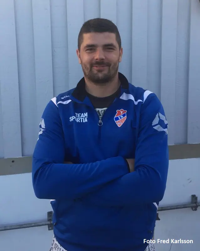 Assisterande tränaren Elvedin Mujkanovic på träningen igår.