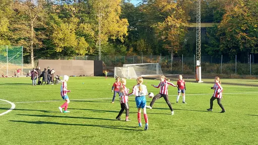 Våra första riktiga 7-mannamatcher spelades på ÖIS-gården och inleddes med storm, åska och hagel, samt ett kortare avbrott men därefter fick vi en eftermiddag med glada tjejer och bra spel.