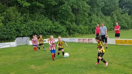  YIS Röd, Blå, Vit och Rosa kämpade fantastiskt bra mot gästande BK Häcken. Sista matchen fick abrupt avslutas i förtid på grund av åskoväder.