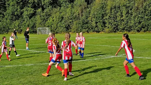 Målkalas på Yttern, spelmässigt jämnt, men där YIS var väldigt effektiva framför mål.