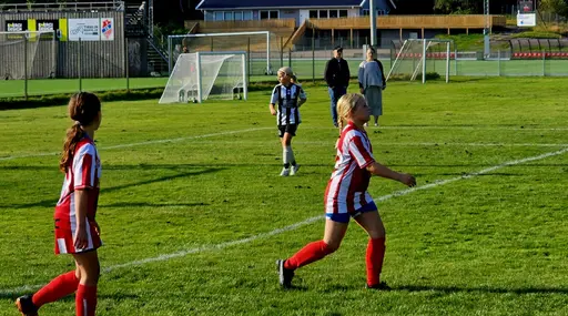 Målkalas på Yttern, spelmässigt jämnt, men där YIS var väldigt effektiva framför mål.