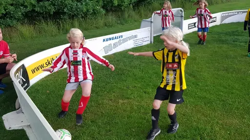  YIS Röd, Blå, Vit och Rosa kämpade fantastiskt bra mot gästande BK Häcken. Sista matchen fick abrupt avslutas i förtid på grund av åskoväder.