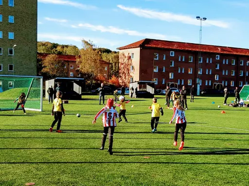 På ett kallt och soligt Slätta damm spelade vi våra första 5-mot-5-matcher.