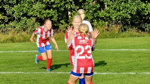 Målkalas på Yttern, spelmässigt jämnt, men där YIS var väldigt effektiva framför mål.