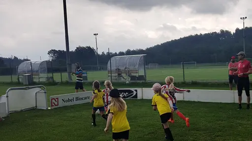  YIS Röd, Blå, Vit och Rosa kämpade fantastiskt bra mot gästande BK Häcken. Sista matchen fick abrupt avslutas i förtid på grund av åskoväder.