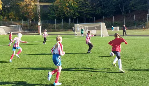 Våra första riktiga 7-mannamatcher spelades på ÖIS-gården och inleddes med storm, åska och hagel, samt ett kortare avbrott men därefter fick vi en eftermiddag med glada tjejer och bra spel.