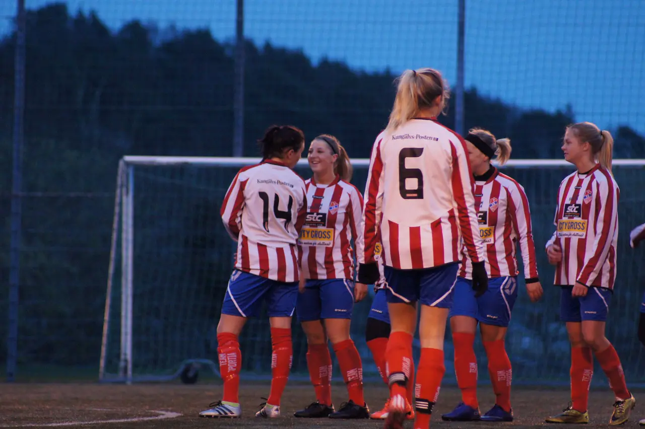 Seger 3-0 borta mot Näset. Målskyttet stod Amy, Sofia och Elin Hansson för.