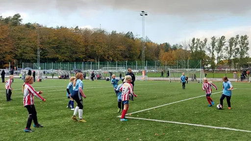 Våra första riktiga 7-mannamatcher spelades på ÖIS-gården och inleddes med storm, åska och hagel, samt ett kortare avbrott men därefter fick vi en eftermiddag med glada tjejer och bra spel.