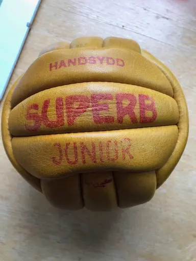 Tidstypiska väskor som användes för matchställen under massvis av år. Inget slit och släng på den tiden. Även tidstypisk boll i juniorstorlek skänkt av Sven Ahlstrand.