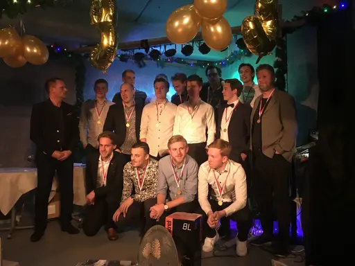 Hyllade laget till vänster och tränaren Philip Rosqvist till höger.