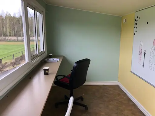 Speakerhytten pryder nu sin plats ovan läktaren. Den högra bilden är hur den gamla kiosken såg ut innan renoveringen startade.