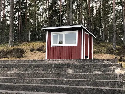Speakerhytten pryder nu sin plats ovan läktaren. Den högra bilden är hur den gamla kiosken såg ut innan renoveringen startade.
