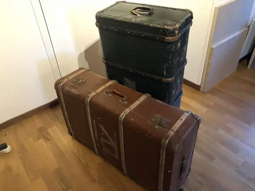 Tidstypiska väskor som användes för matchställen under massvis av år. Inget slit och släng på den tiden. Även tidstypisk boll i juniorstorlek skänkt av Sven Ahlstrand.