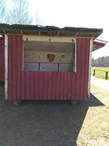Speakerhytten pryder nu sin plats ovan läktaren. Den högra bilden är hur den gamla kiosken såg ut innan renoveringen startade.