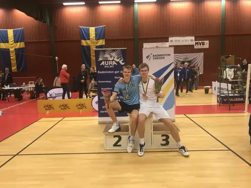 Täbys två SM-Guld: Jessica Silvennoinen/Clara Nistad i Damdubbel och Ludwig Axelsson tillsammans med Jakob Ekman (Frölunda) i Herrdubbel