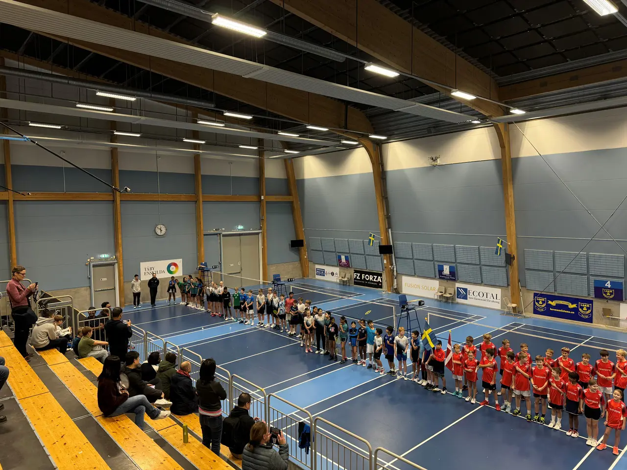Inmarsch med nationalsånger inför lagmatcherna i U11 och U13 Stockholm-Sjaelland
