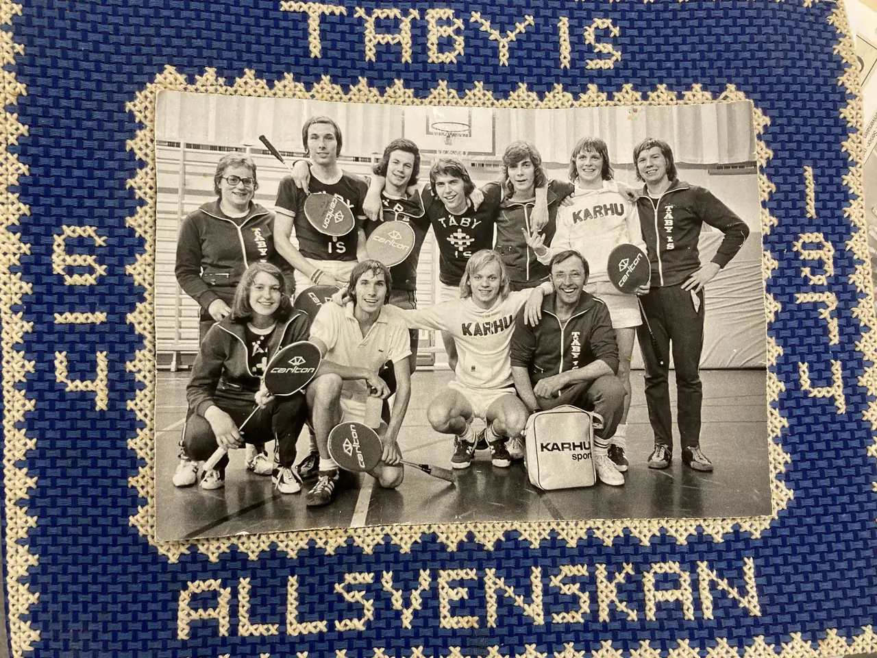 Täbys A-lag som för första gången förde Täby upp i Allsvenska ledda av legendariske tränaren Dan "Danne" Andersson längst ned till höger i bild