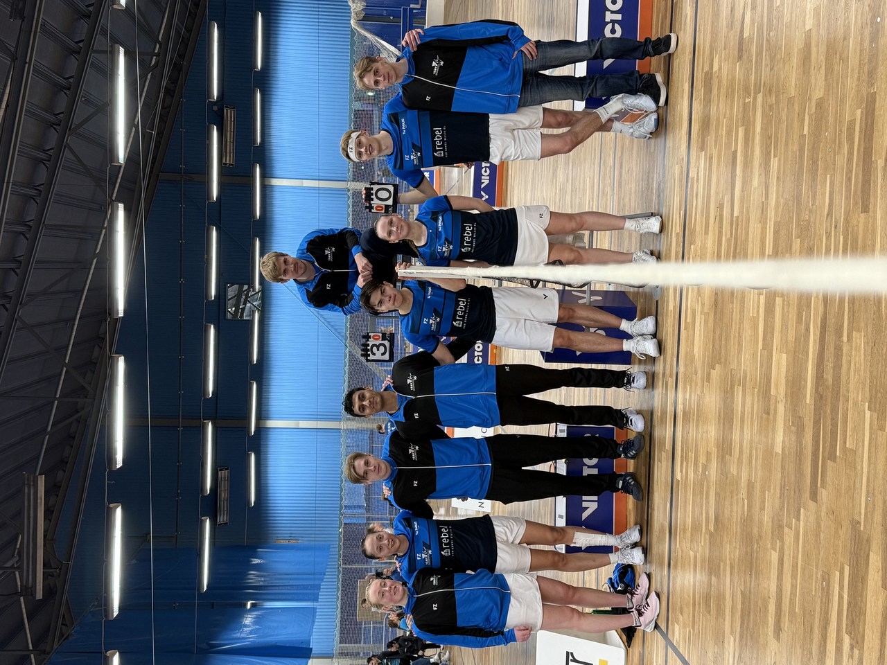 Svenska Mästare: Från v. Julia Tuvesson, Jessica Silvennoinen, Emil Söderdahl, Deepak Pillai, Kim Linell, Sofia Strömvall, Ludwig Axelsson, Sebastian Lätth och coach Emil Johansson högst upp