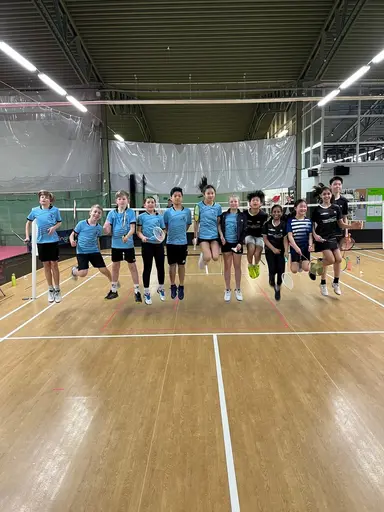 Niklas Mai U15 killaget och vårt U13 mixlag tillsammans med sina motståndare från Spårvägen