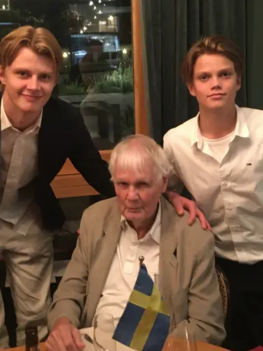Hedersordförande Kurt Axelsson firades av bl a sina två barnbarn Ludwig (som spelar i vårt A-lag och landslaget) och David som tidigare också spelade i klubben men numer satsar helt på fotbollen