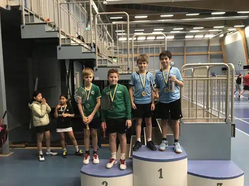 Sofia Strömvall/Mio Molin Mixed-vinnare, Victor Morskogen/Daniel Ström silver i Swedish Junior samt Yngve Forslund/Simon Gaude vinnare HD Täby Ungdom. Foton: H. Waltgård/C. Wang och P. Axelsson