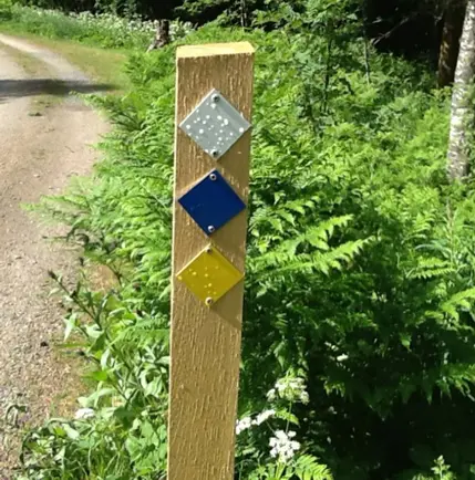 Karta till Klockargården Bredared, bild på märkningen av lederna och kartan som visar ledernas sträckning.