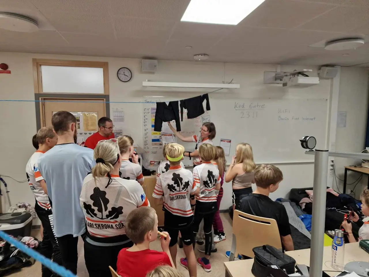 Samling i klassrum på läger tidigare i höst