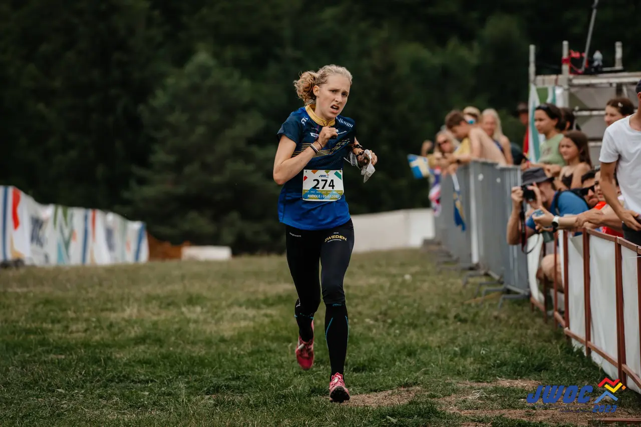 Alma Svennerud på upploppet på onsdagens medeldistans. (bild från JWOCs officiella bildbank)