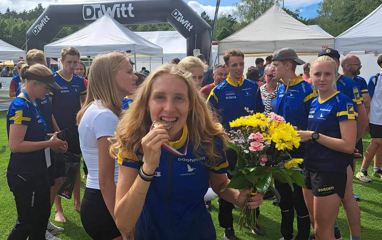 Bild på Alma när hon tog tredjepriset på junior-VM tidigare i sommar.