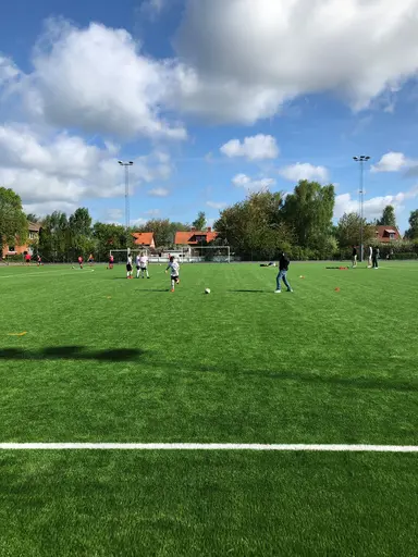 Söndag och det är dags för P10/P11 med två matcher samtidigt på den nylagda konstgräspanen. Planen ser verkligen fin ut och spelet flöt på bra.